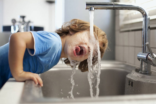 kid-drinking-water