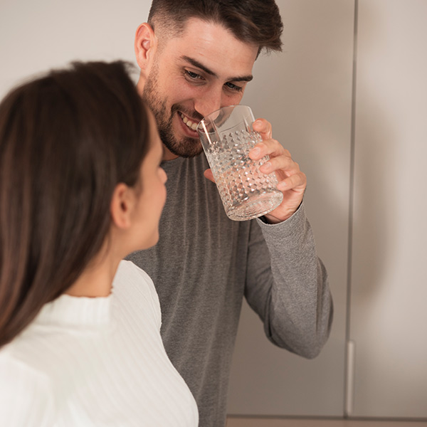 couple-drinking-water